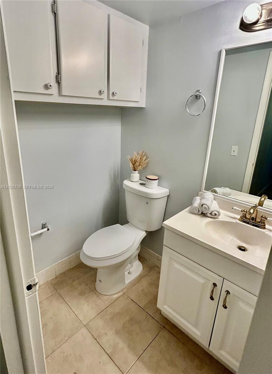 VILLAGE ROYALE CONDO 4 - Residential