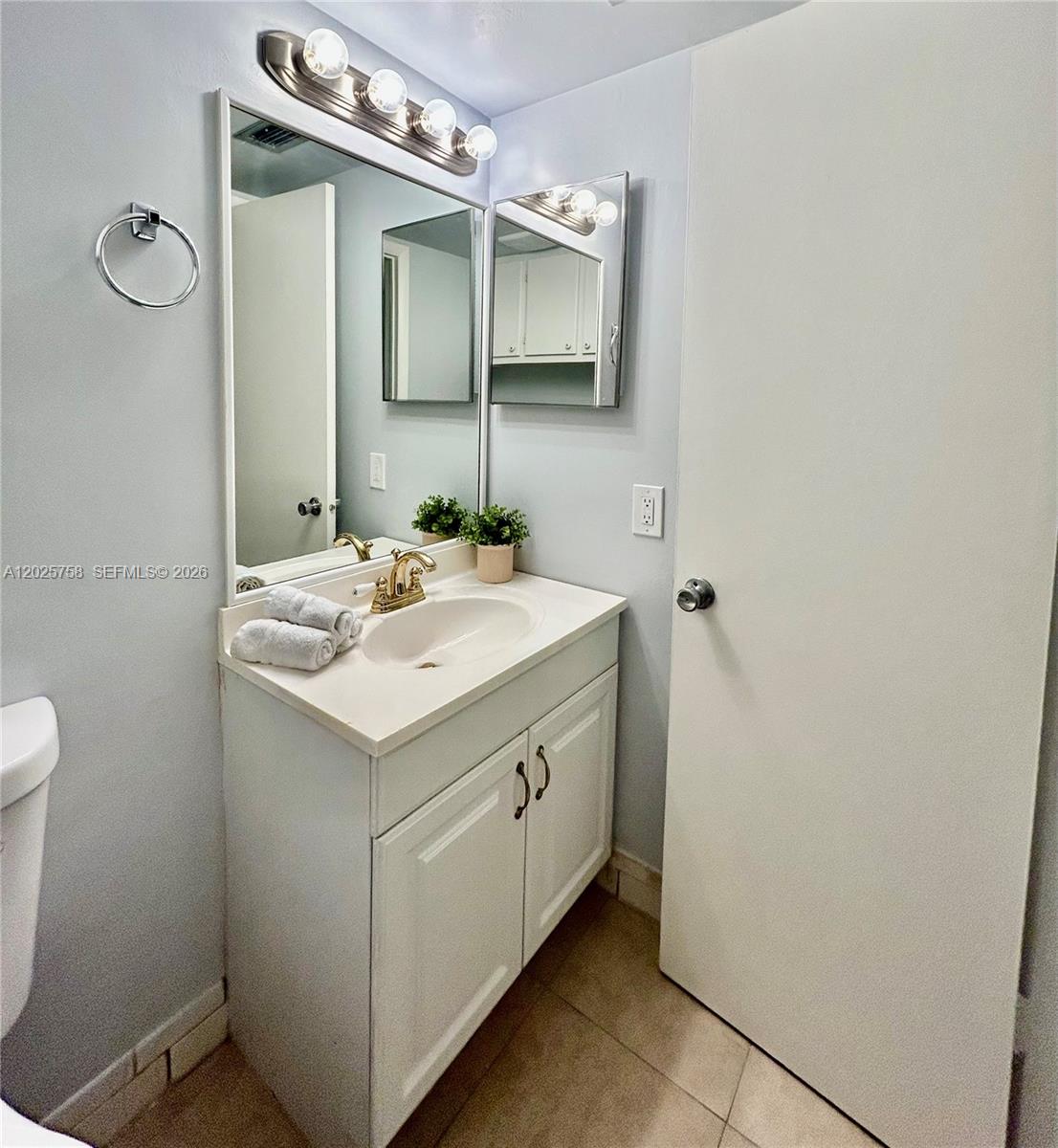 VILLAGE ROYALE CONDO 4 - Residential
