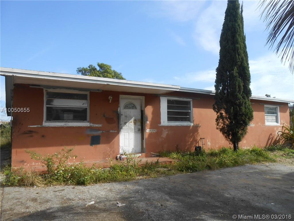 Don't miss out on this home! Perfect for growing families, home has 4 bedrooms, 1 bath. Property is spacious and great for entertaining. Tile throughout home and carpet flooring in the bedrooms. Located near shopping centers and schools. For faster service kindly fill out the attached forms.