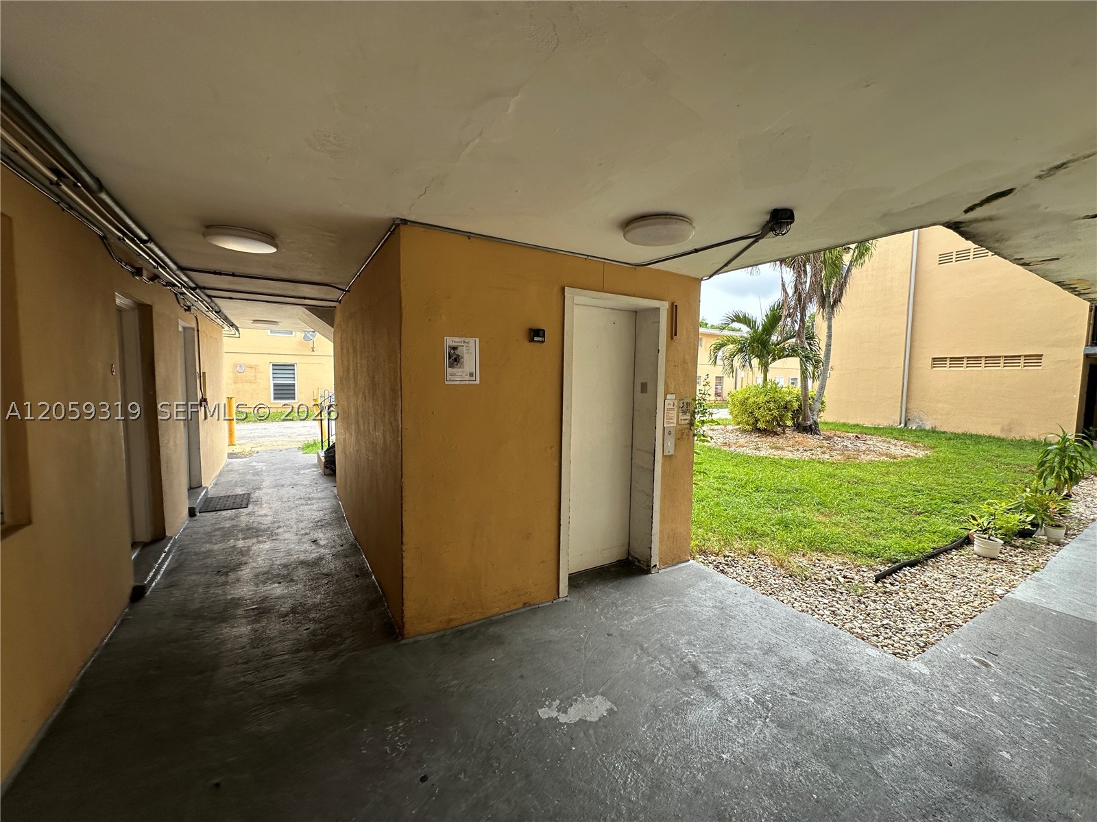 TROPICAL PARK CONDO - Residential
