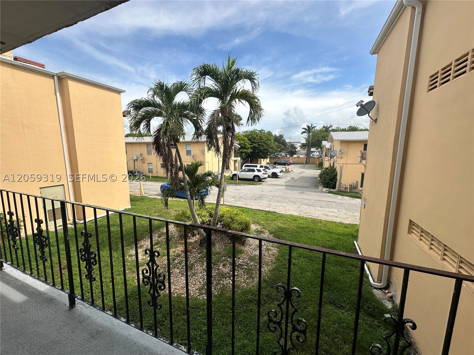 TROPICAL PARK CONDO - Residential