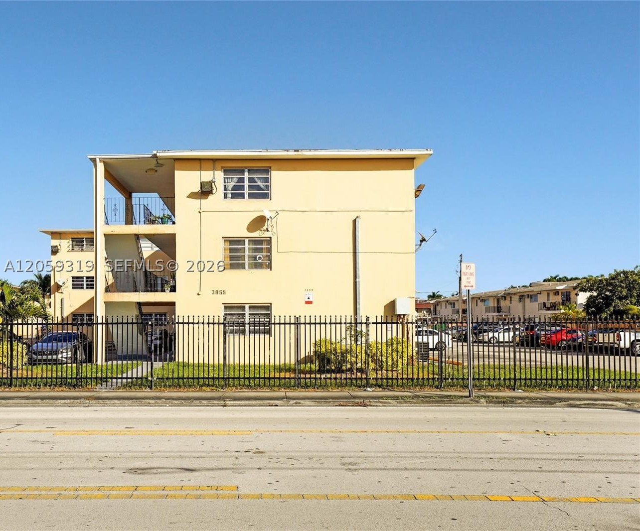 TROPICAL PARK CONDO - Residential