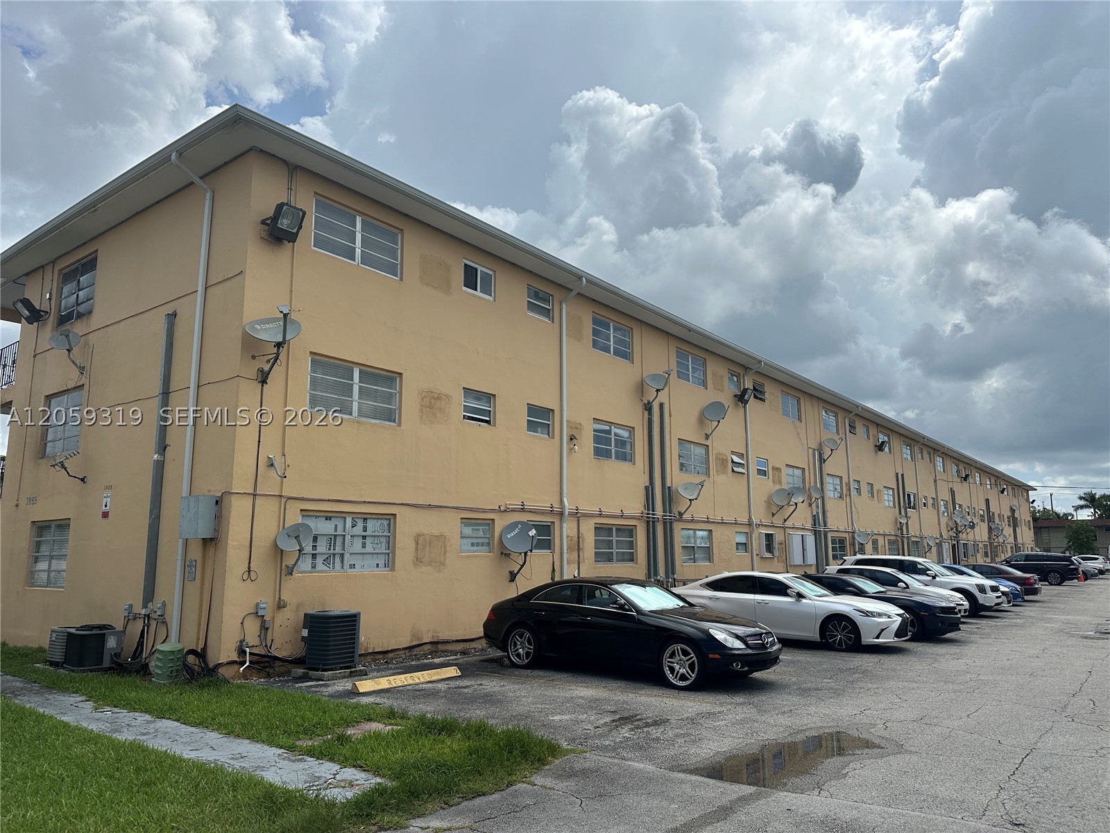 TROPICAL PARK CONDO - Residential