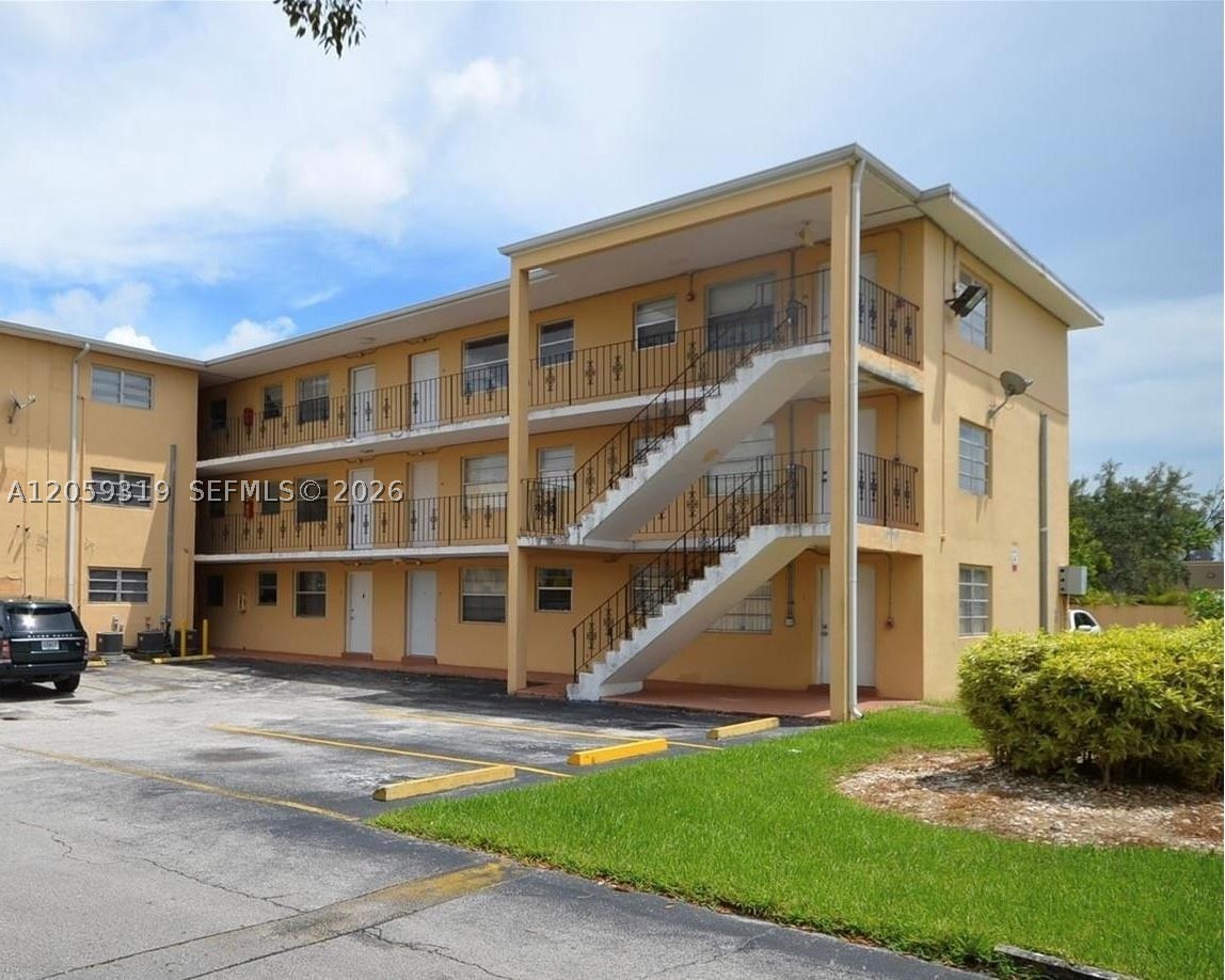 TROPICAL PARK CONDO - Residential