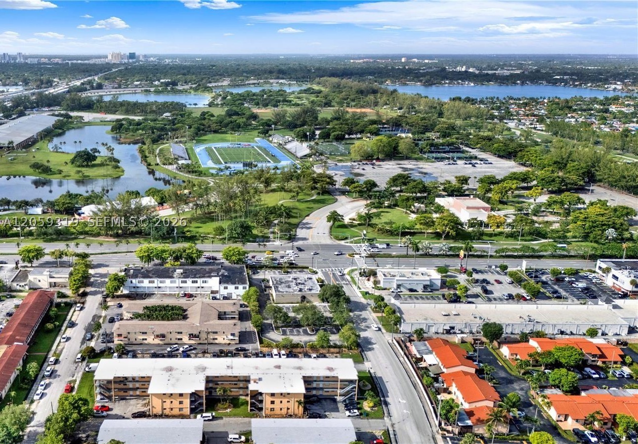 TROPICAL PARK CONDO - Residential