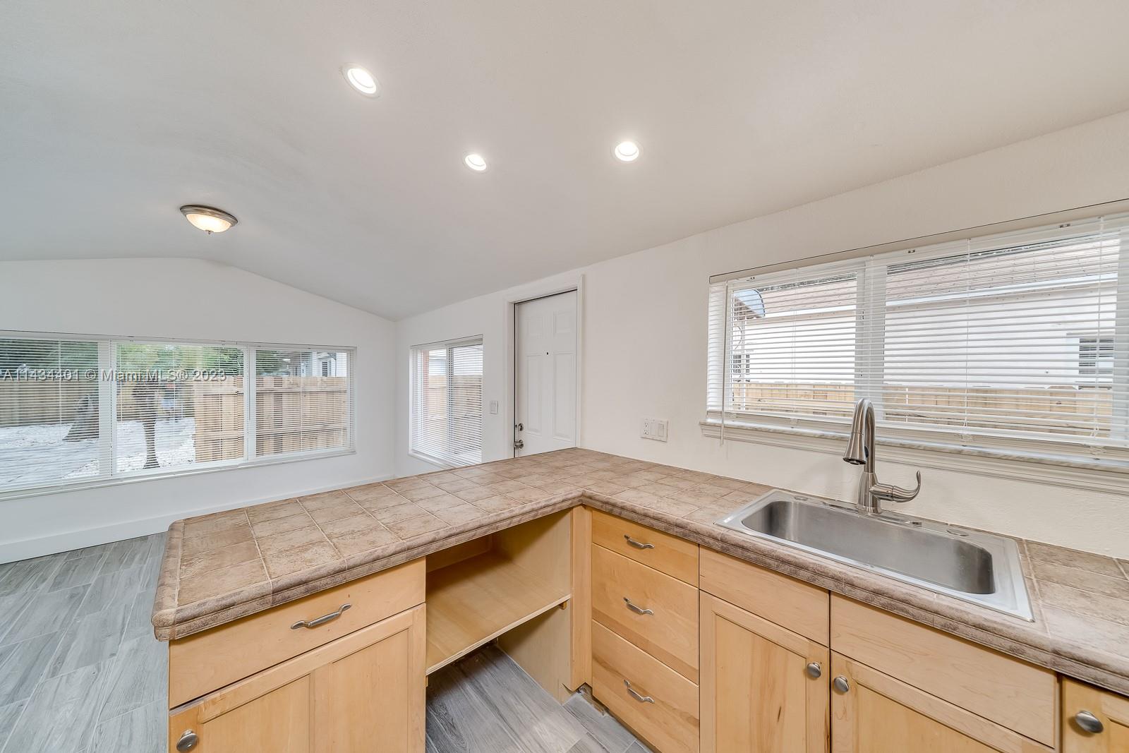 NORTH HOLLYWOOD - Residential Lease
