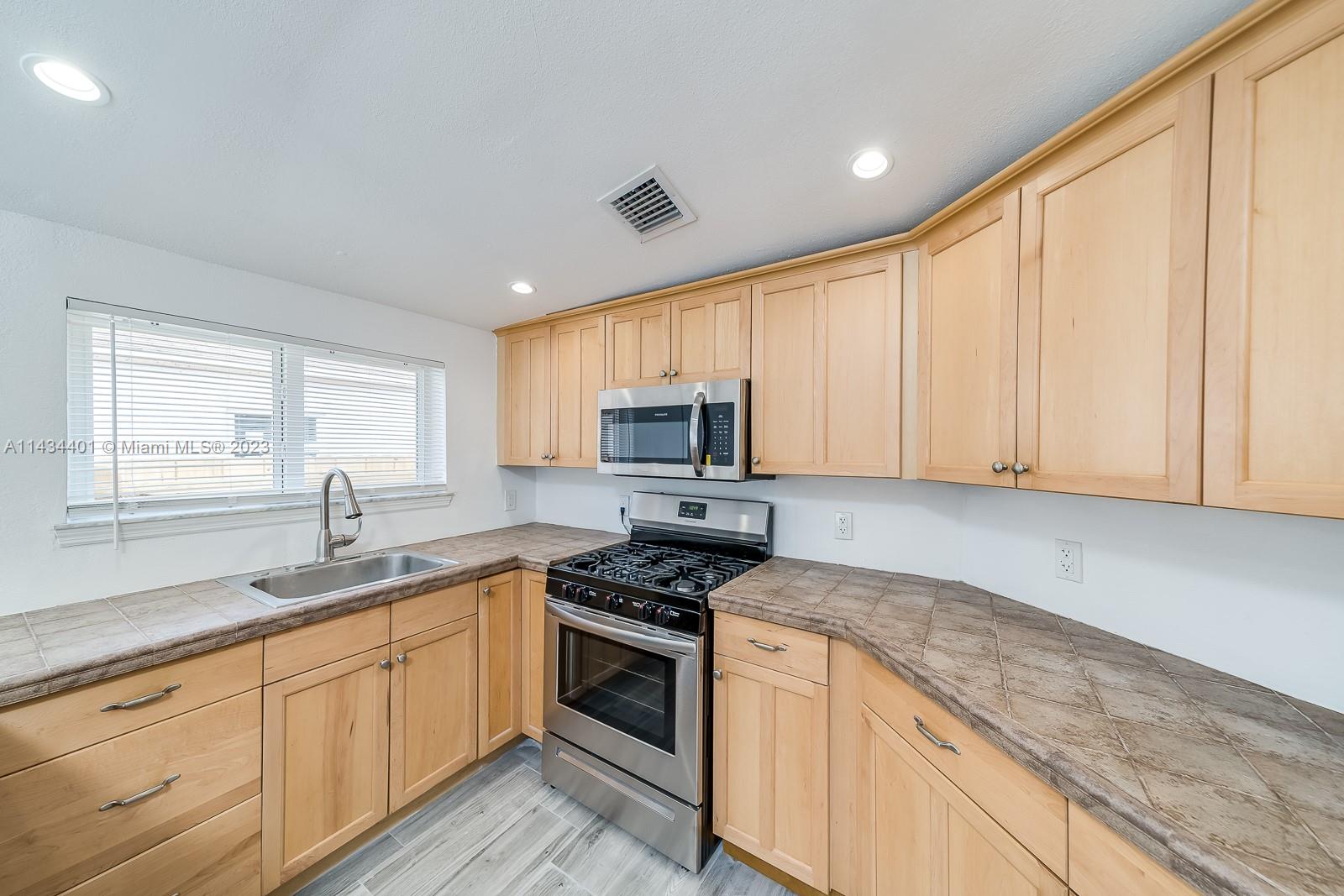 NORTH HOLLYWOOD - Residential Lease