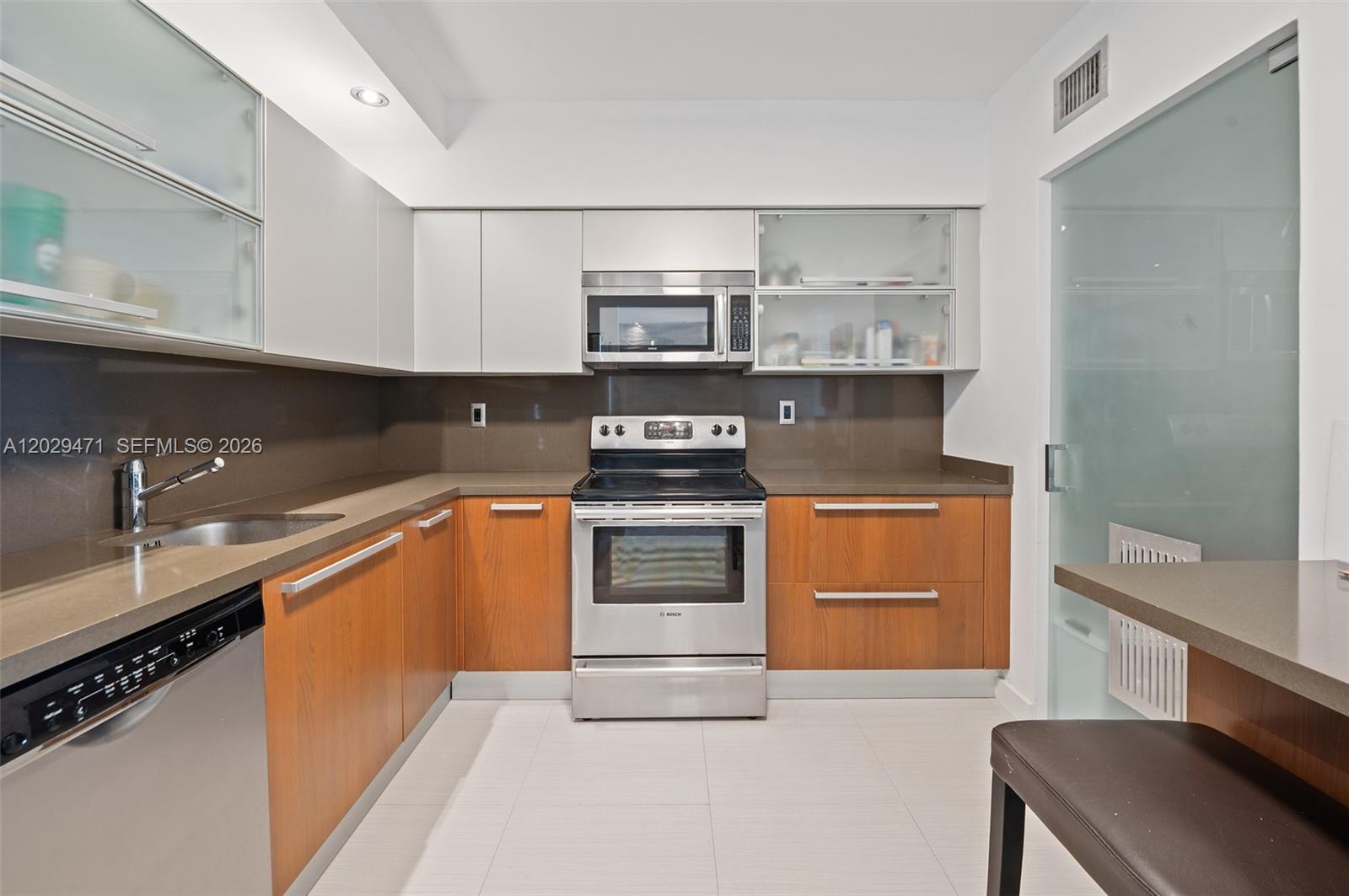 THE WAVES CONDO - Residential Lease