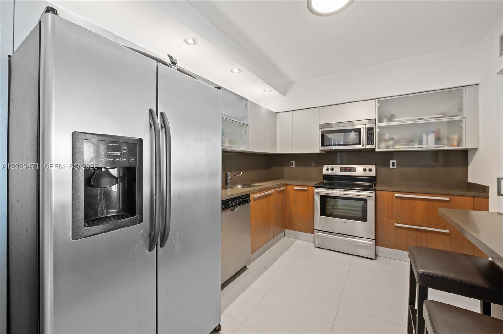 THE WAVES CONDO - Residential Lease