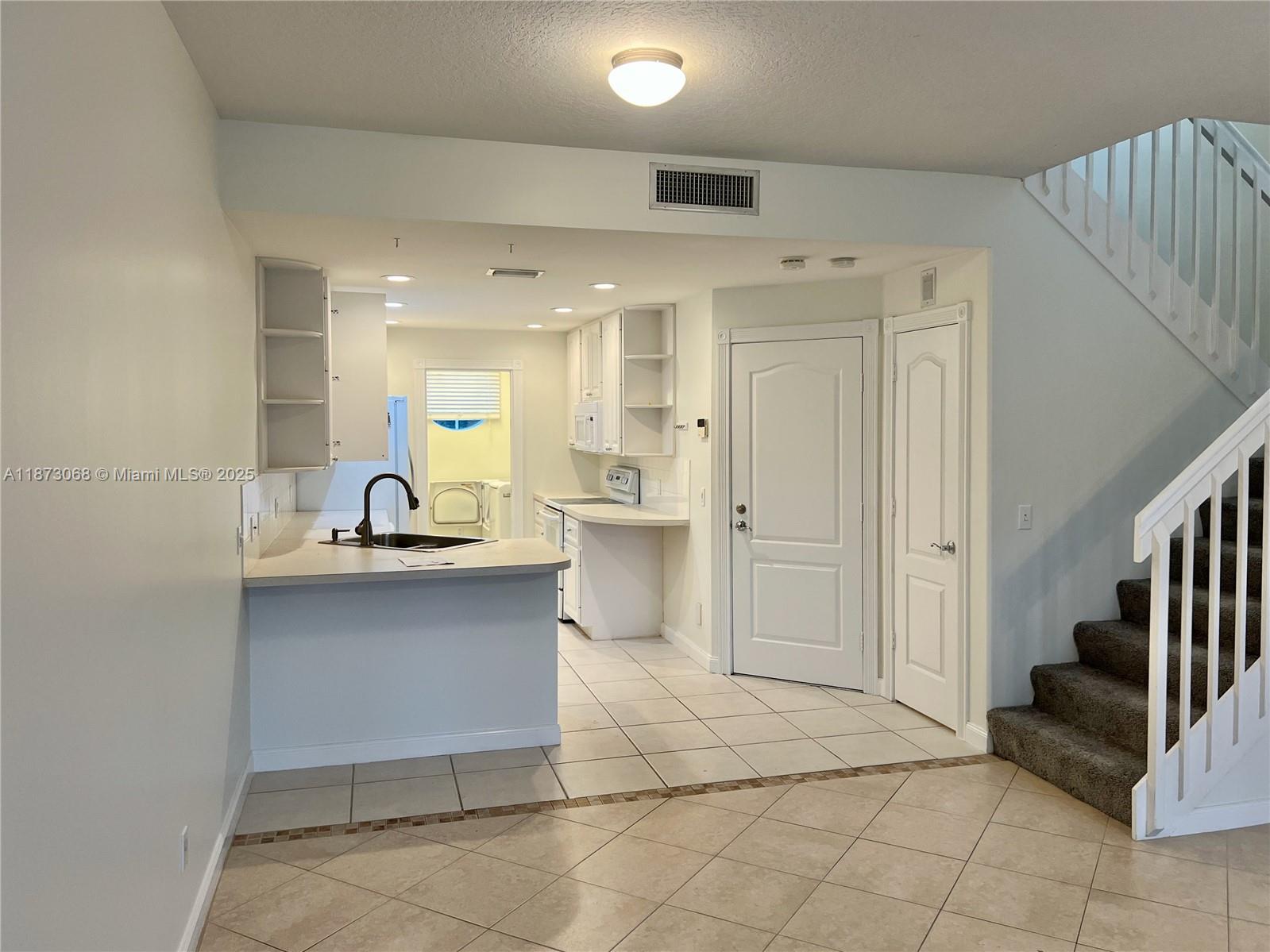 CATALINA LAKES - Residential Lease