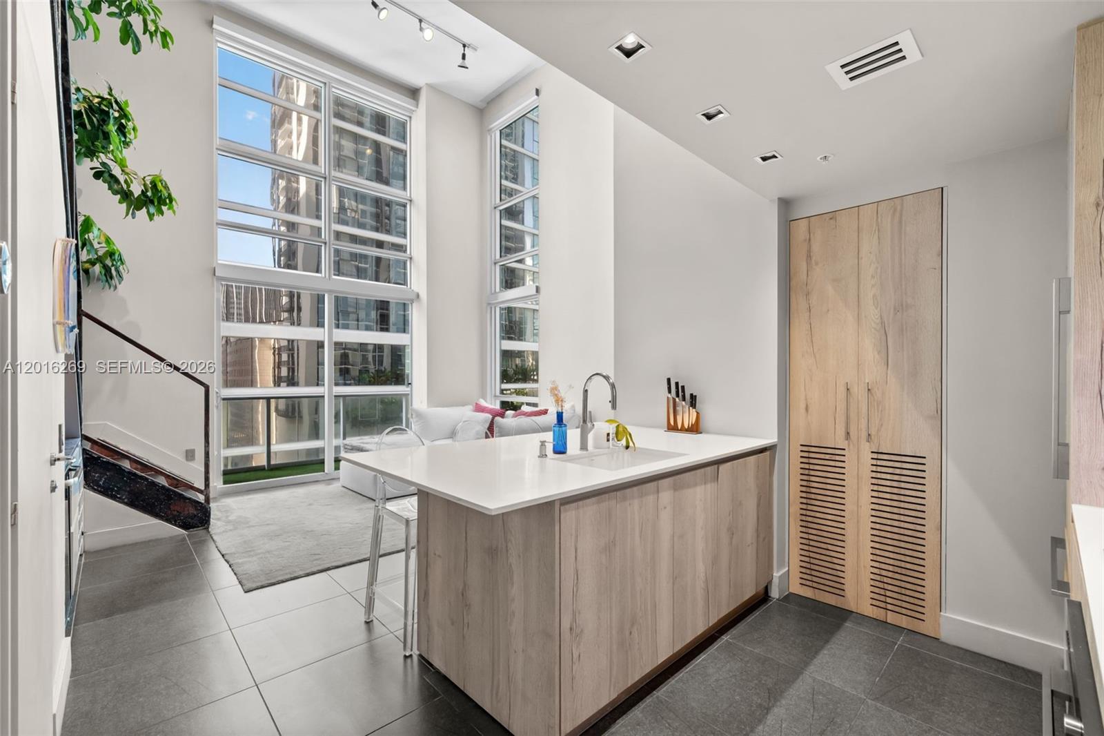 MET 1 CONDO - Residential