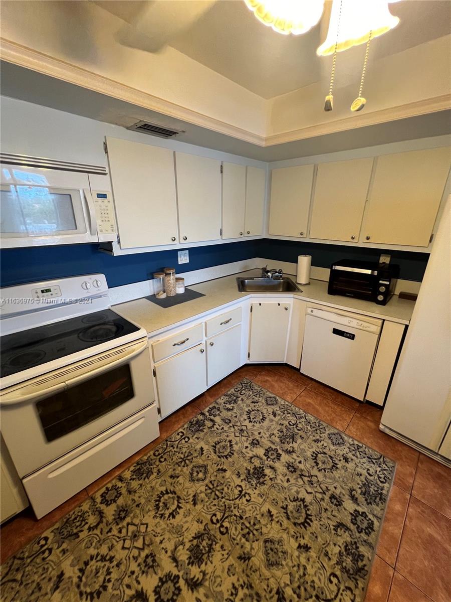 BAYVIEW TOWERS CONDO SOUT - Residential