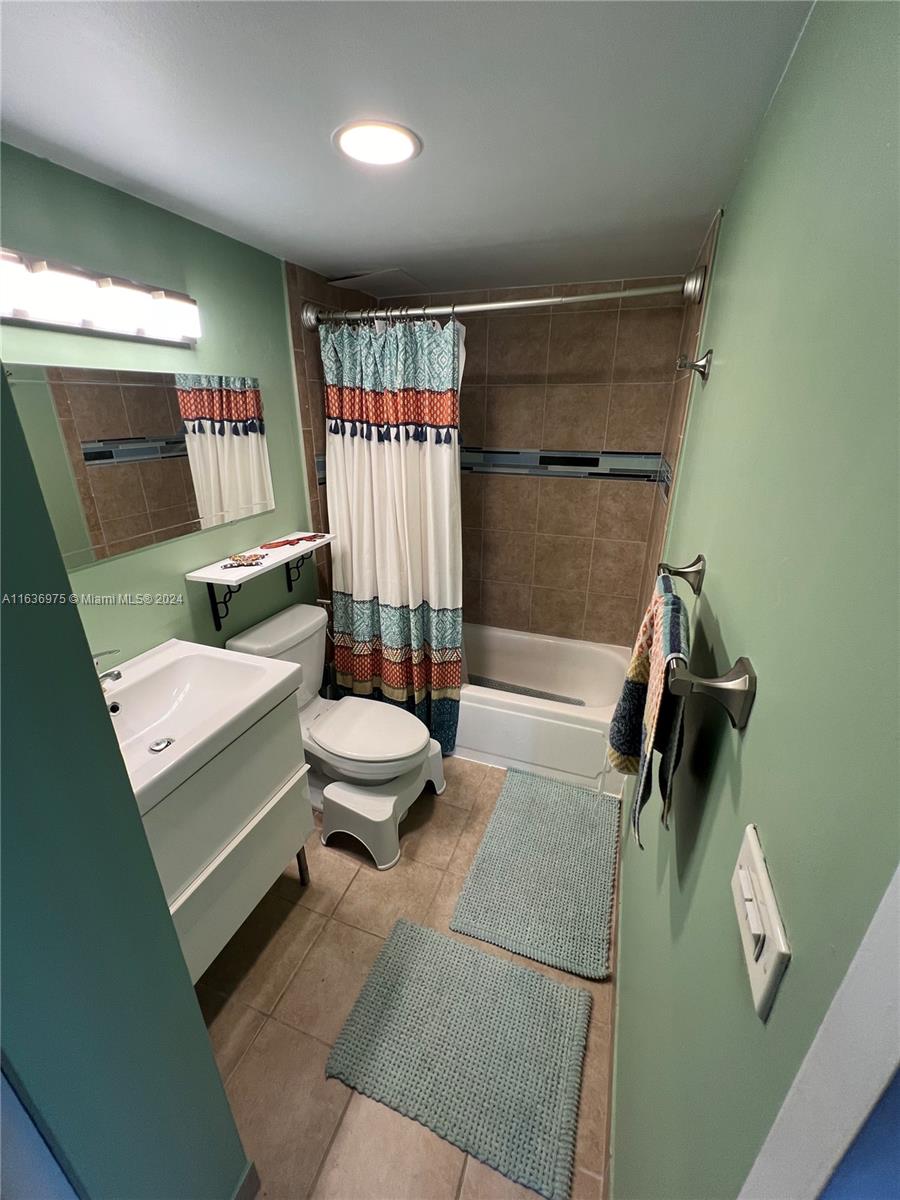BAYVIEW TOWERS CONDO SOUT - Residential
