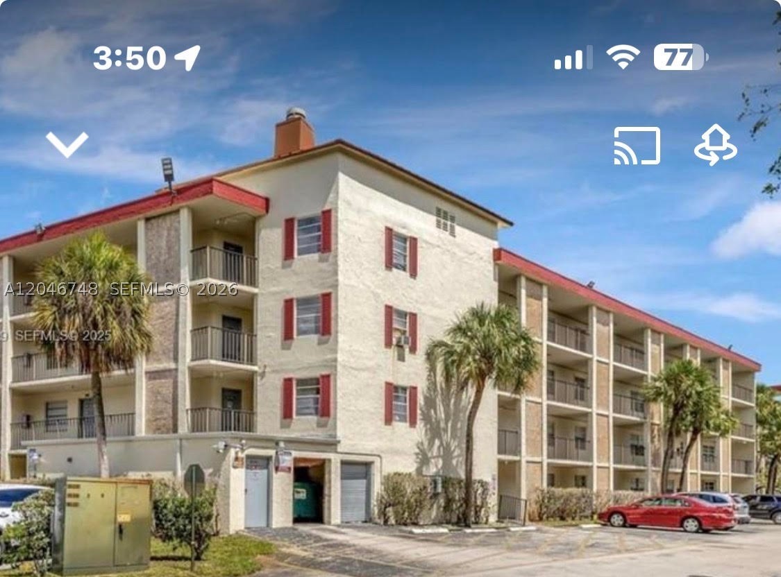 BEAUTIFULLY RENOVATED 2 BEDROOMS, 2 BATHROOM CONDO IN 55+ COMMUNITY. LARGE WALK-IN CLOSET, TILE FLOORING THROUGHOUT, ENCLOSED BALCONY WITH MODERN FINISHINGS. PERFECT FOR DOWN-SIZING OR FIRST TIME BUYER. 5 MINS TO SHOPPING, RESTAURANTS AND MAJOR HOSPITAL. 8 MINS TO PINK STADIUM. GREAT INVESTMENT PROPERTY! LEASE UNIT AT MARKET RENT ALSO FOR UP TO $1700K/MONTH.  SELLER IS MOTIVATED!