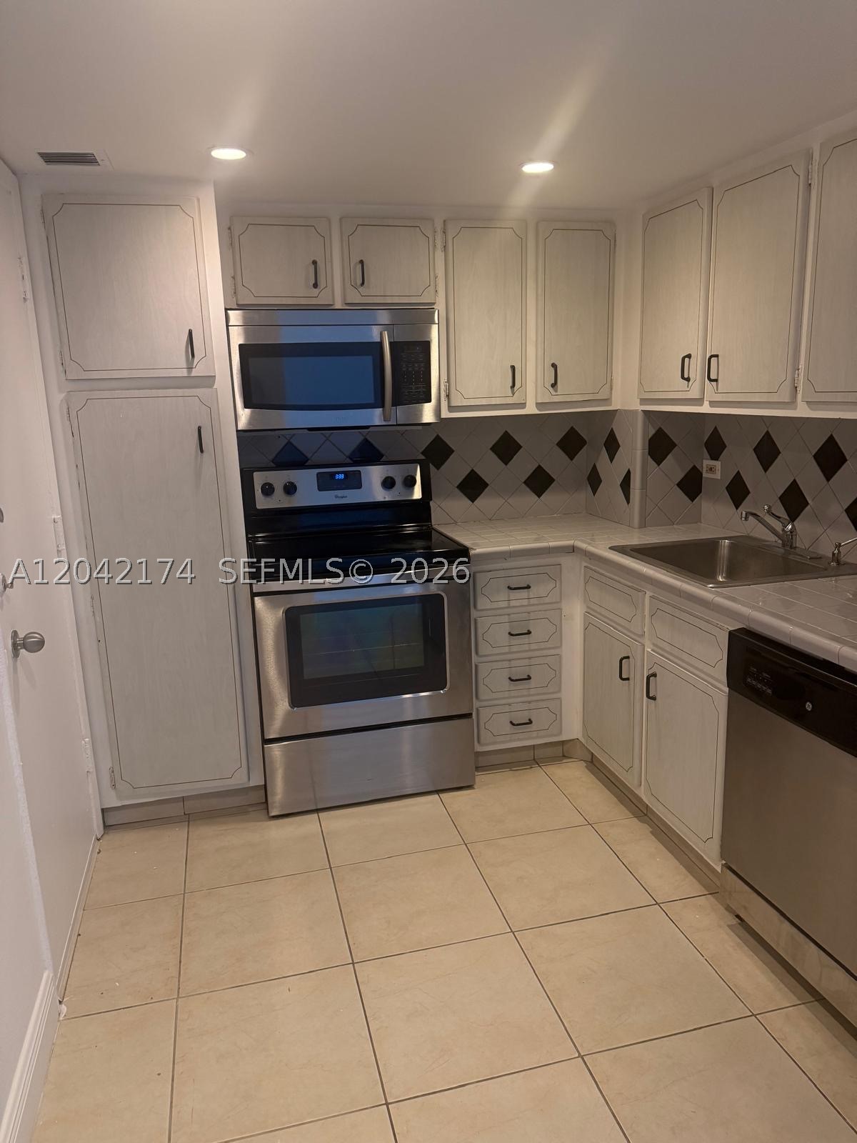 THE CARRIAGE CLUB NORTH C - Residential Lease