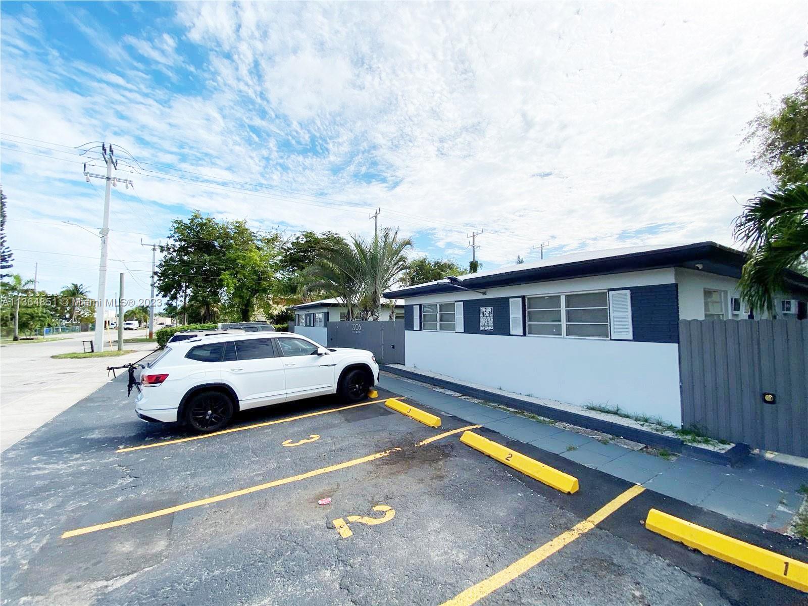HOLLYWOOD LITTLE RANCHES - Residential Lease