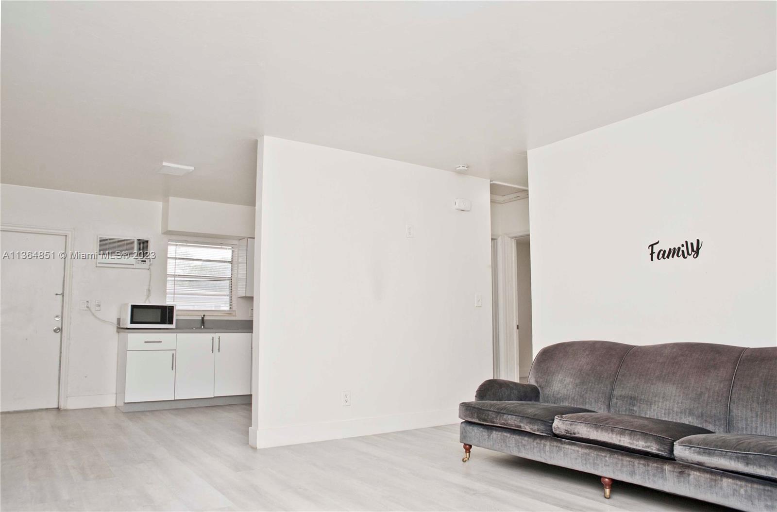 HOLLYWOOD LITTLE RANCHES - Residential Lease