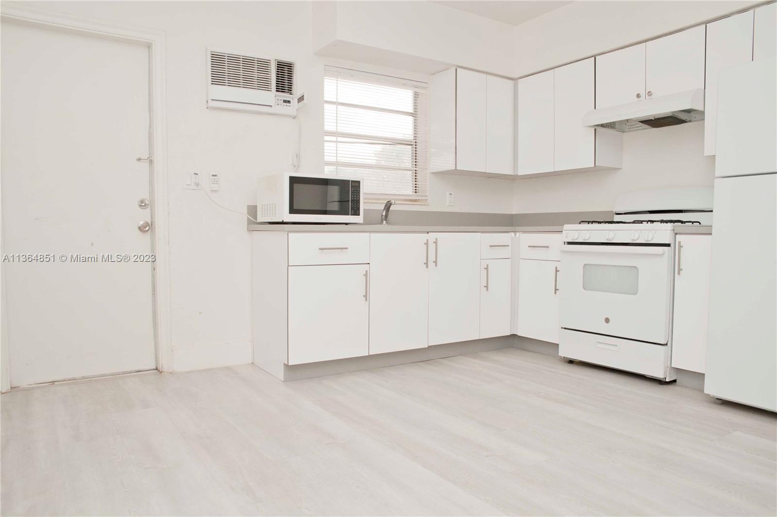 HOLLYWOOD LITTLE RANCHES - Residential Lease