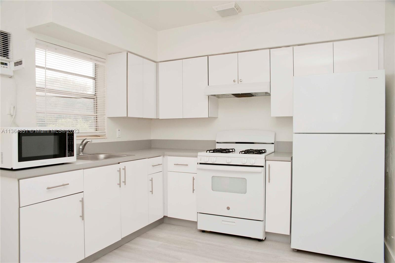 HOLLYWOOD LITTLE RANCHES - Residential Lease