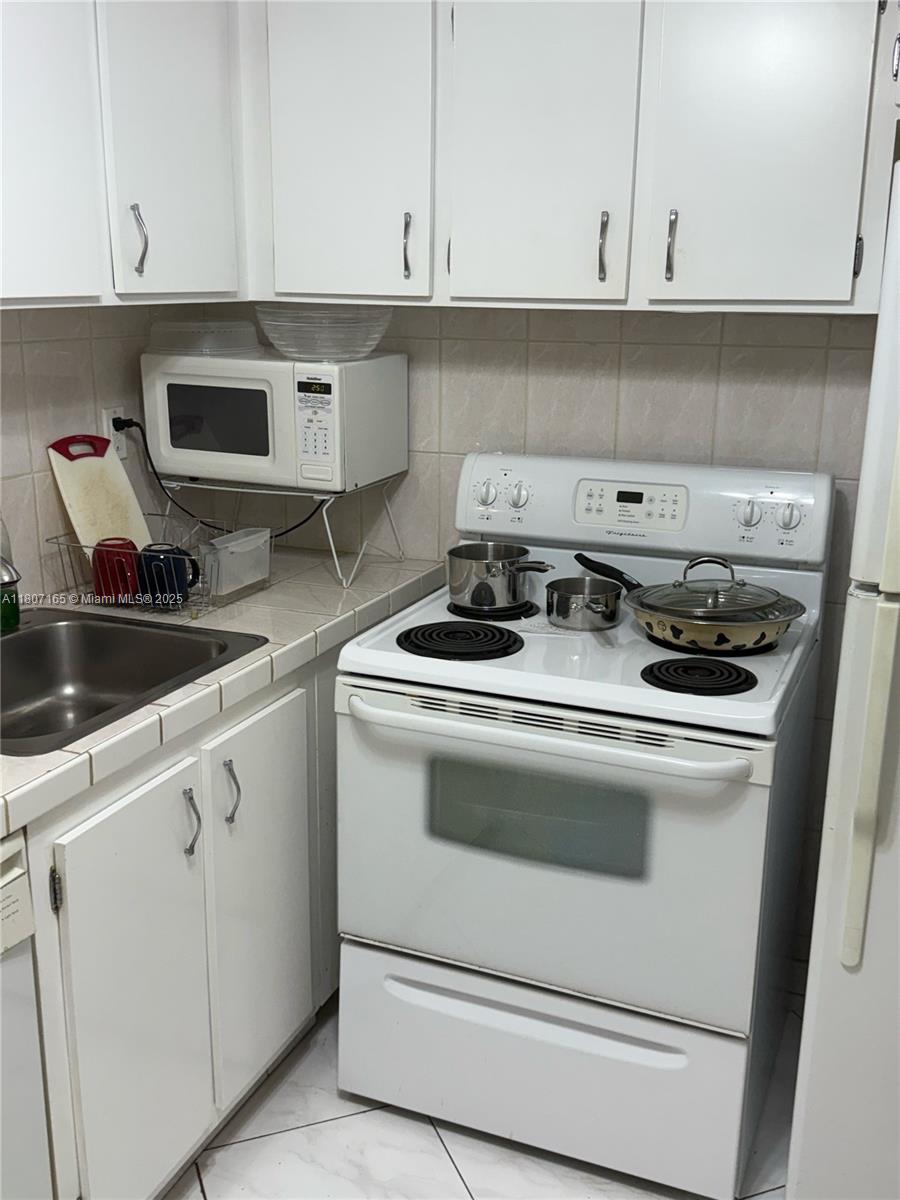 MAR-LEN GARDENS NO 10 COR - Residential