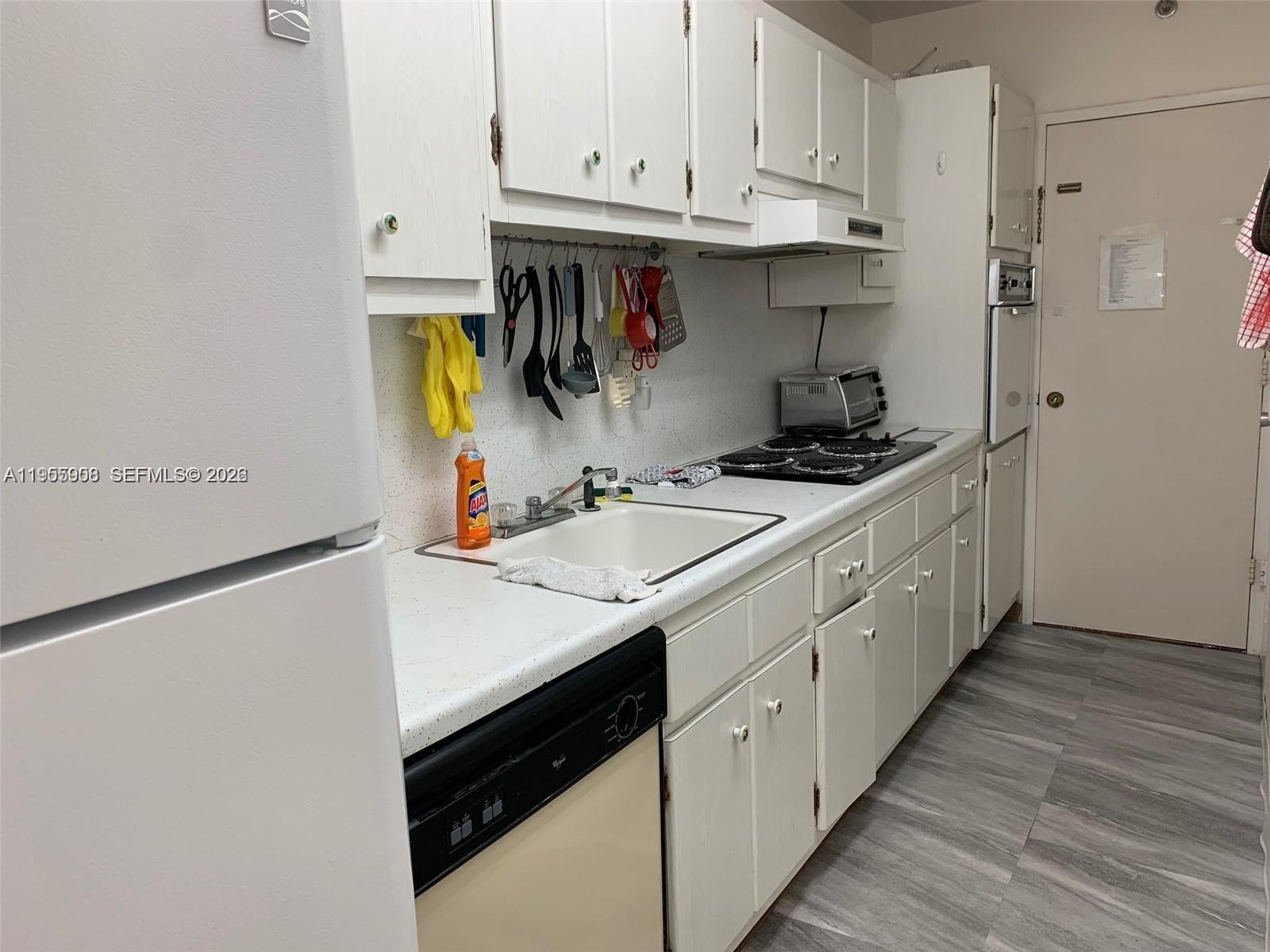THE DECOPLAGE CONDO - Residential Lease