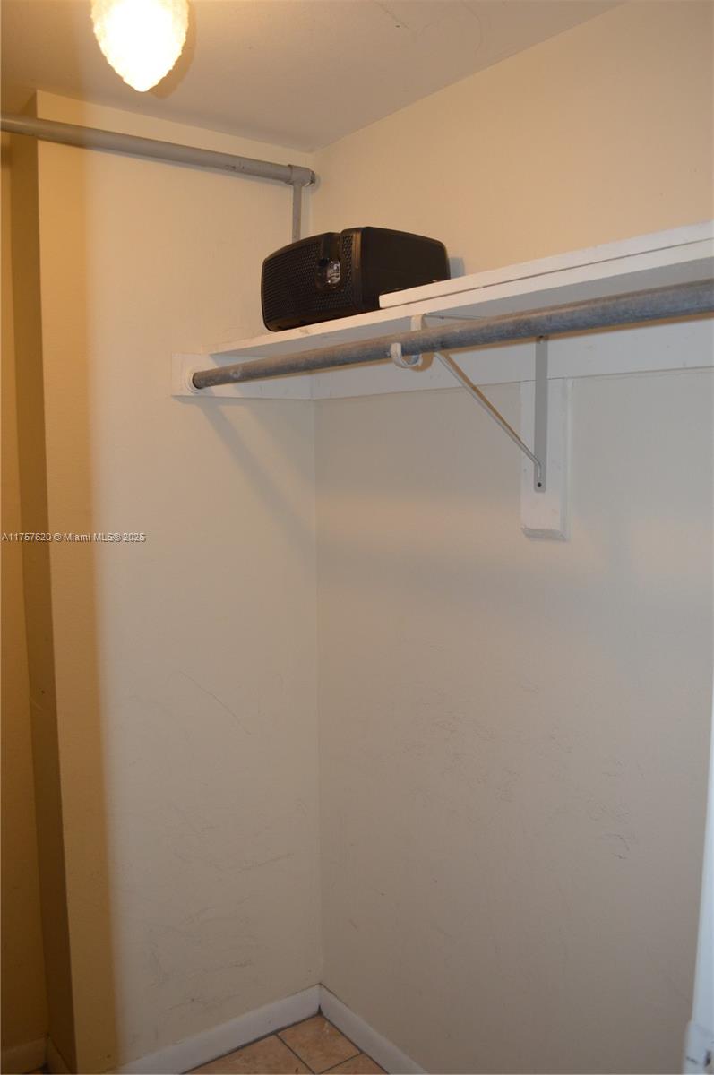 THE FONTAINS AT FONTAINEB - Residential Lease