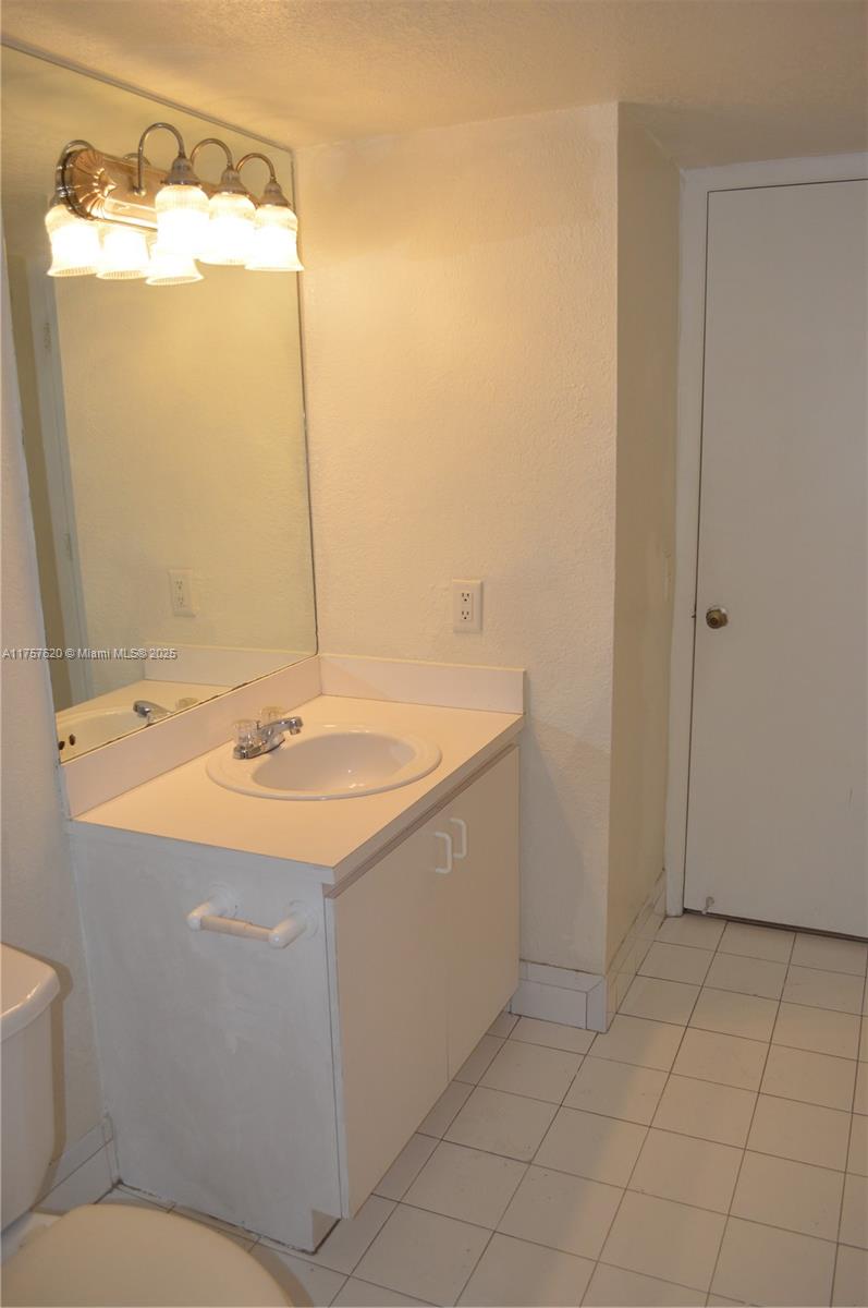 THE FONTAINS AT FONTAINEB - Residential Lease