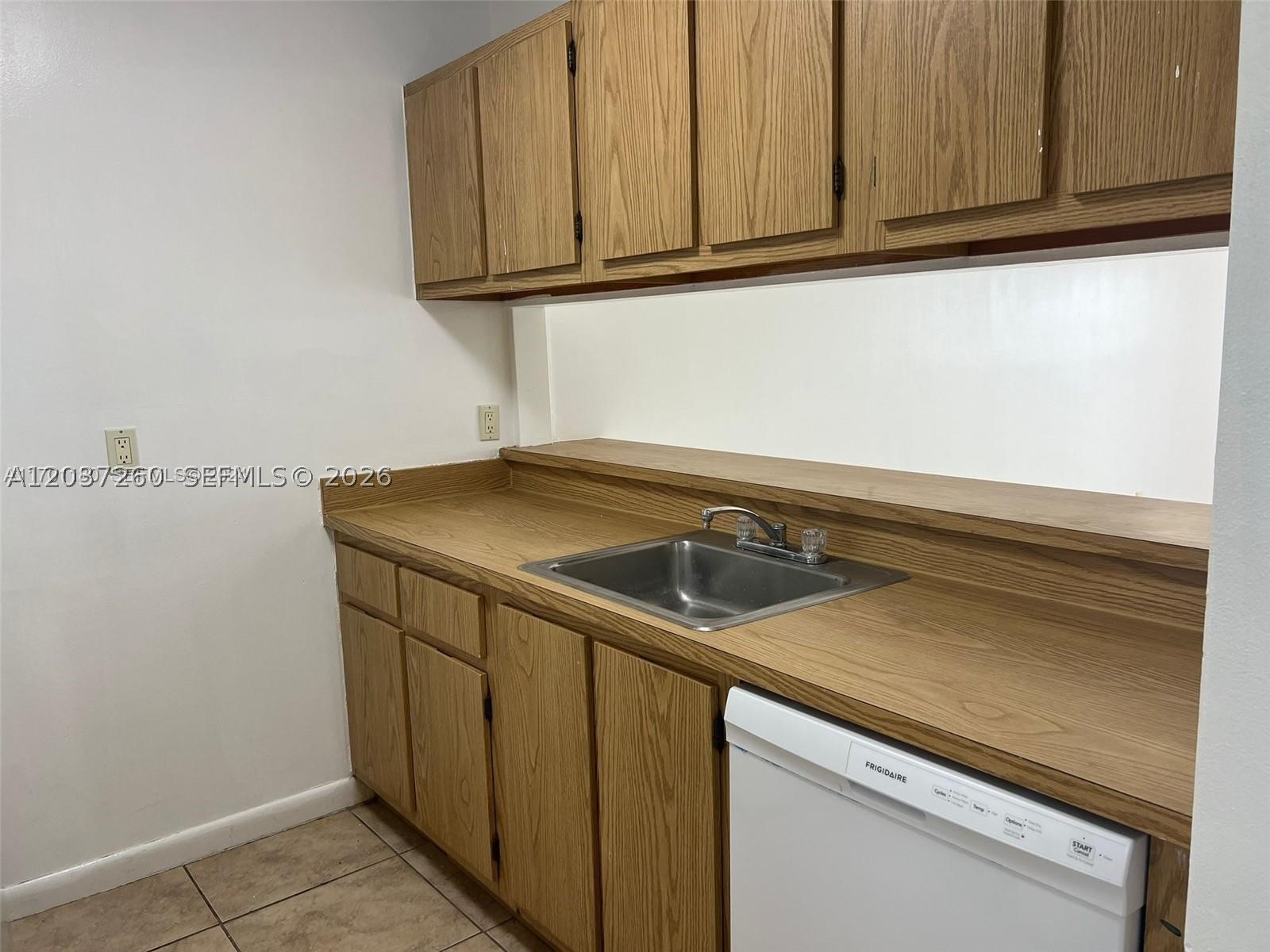 LAKESHORE AT UNIVERSITY P - Residential Lease