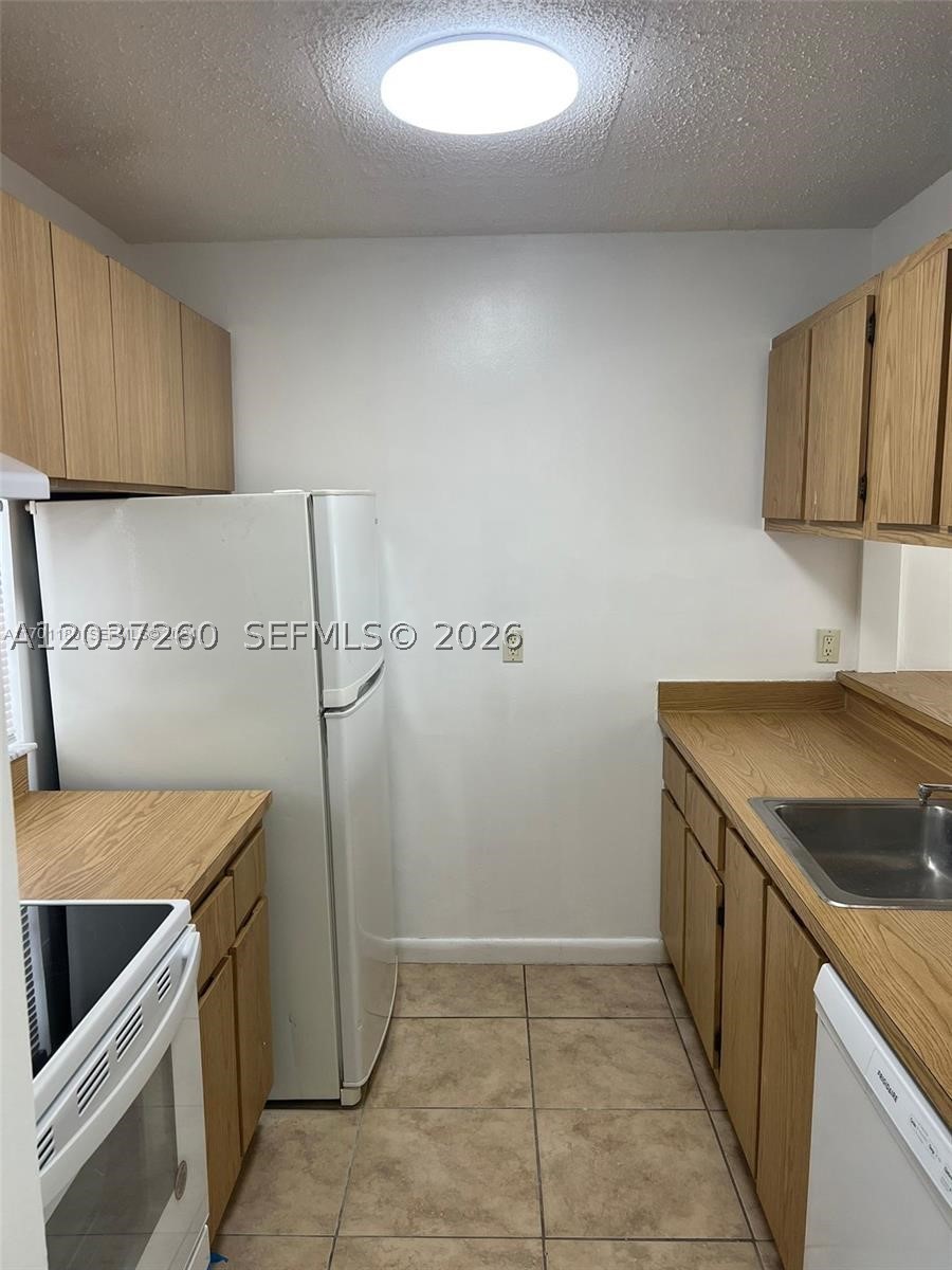 LAKESHORE AT UNIVERSITY P - Residential Lease
