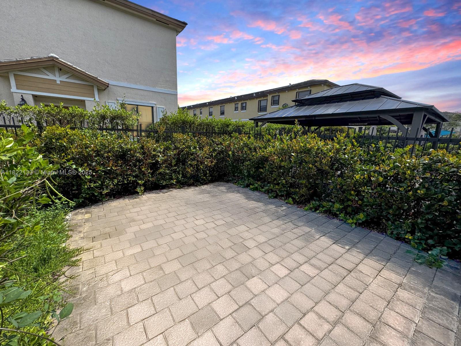 PALOMINO LAKES - Residential