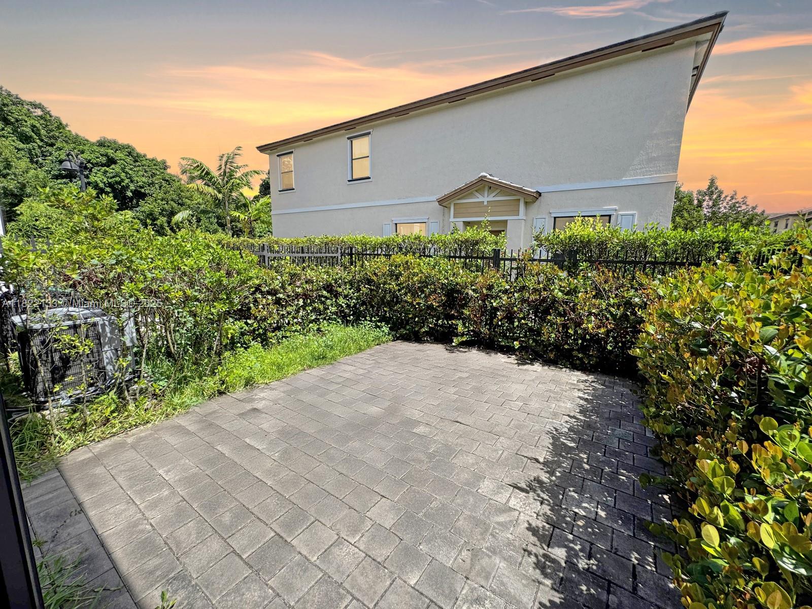 PALOMINO LAKES - Residential