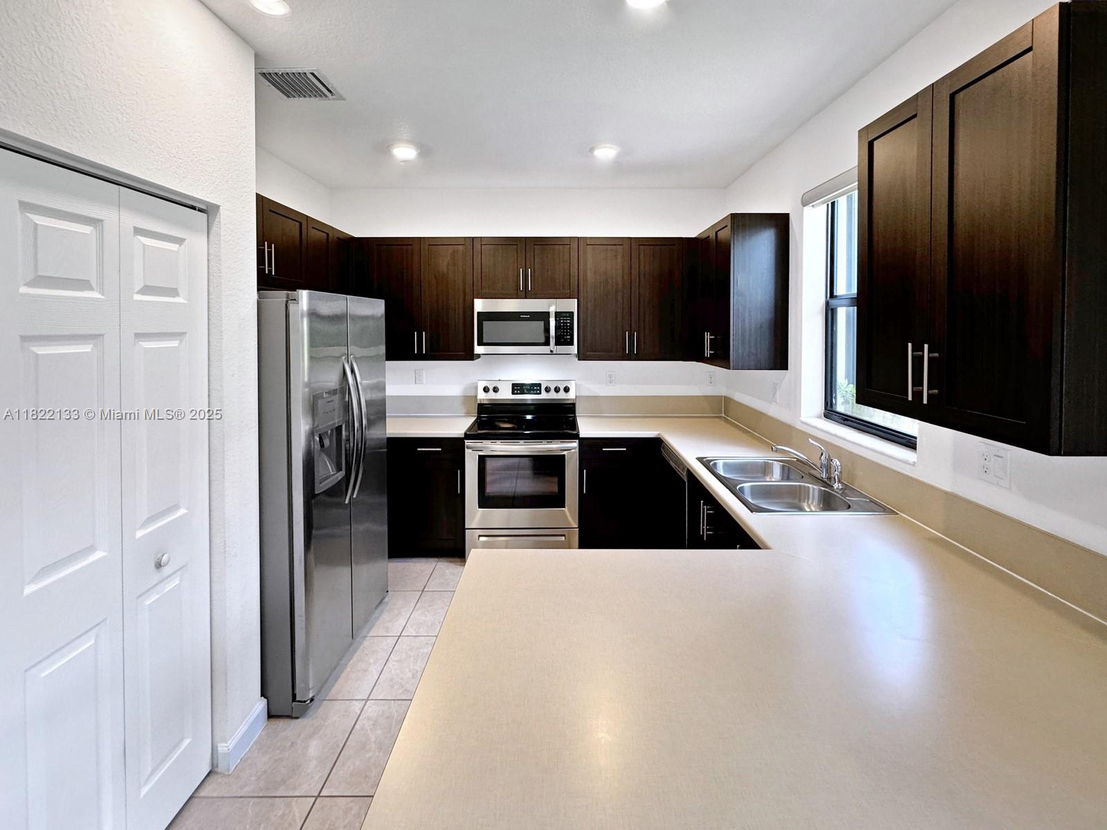 PALOMINO LAKES - Residential