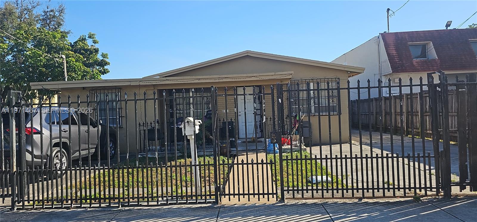 HOUSE 3 BEDROOM 2 BATHROOM CENTRAL LOCATION JUSTMINUTES FROM DOWN TOWN , AIRPORT  SHOPING CENTER, SUPER MARKET.