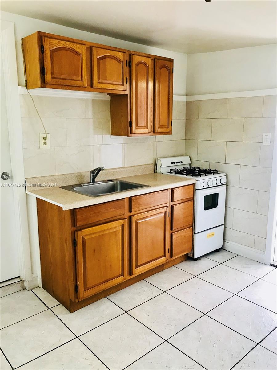 Studio, Laundry onsite, Fast Approval

This apartment is in a stand alone building with laundry facility's onsite. Water included, located on dead end road and located in a gated property. Close to Wynwood and shops and entertainment area. Quite neighborhood lots of trees and shade on the property.