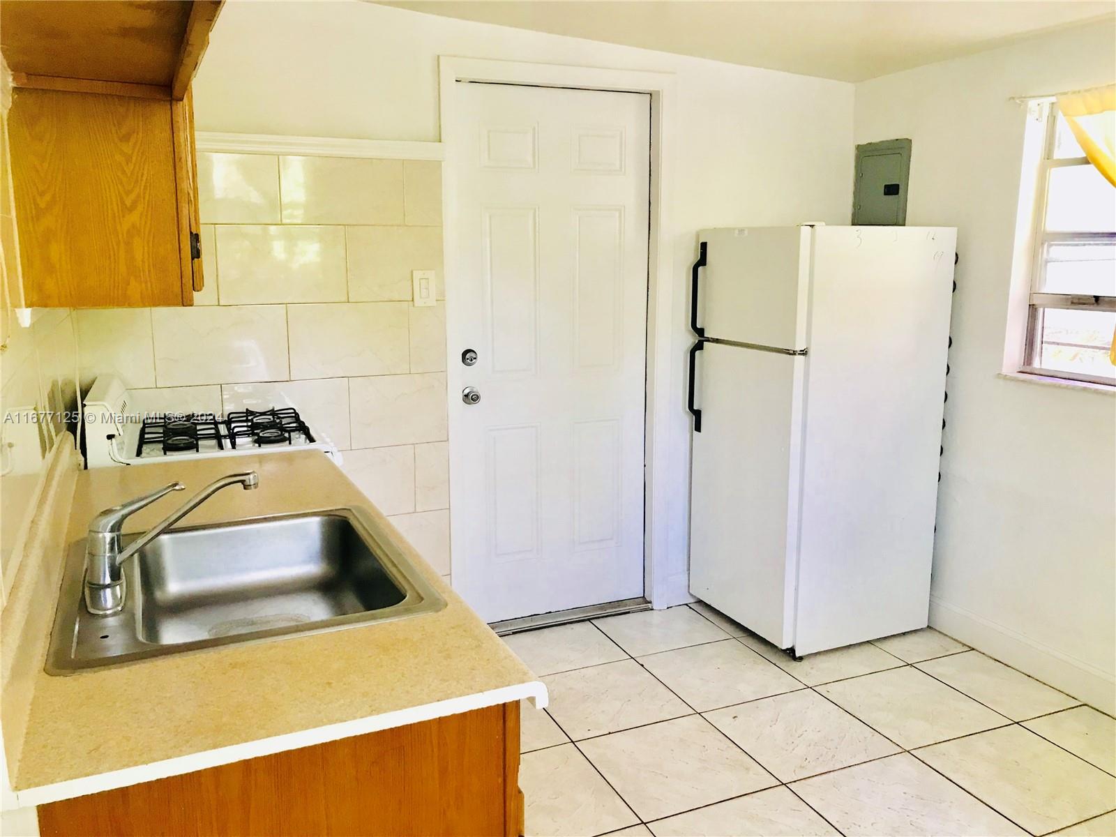ROCKMOOR VILLA TRACK - Residential Lease