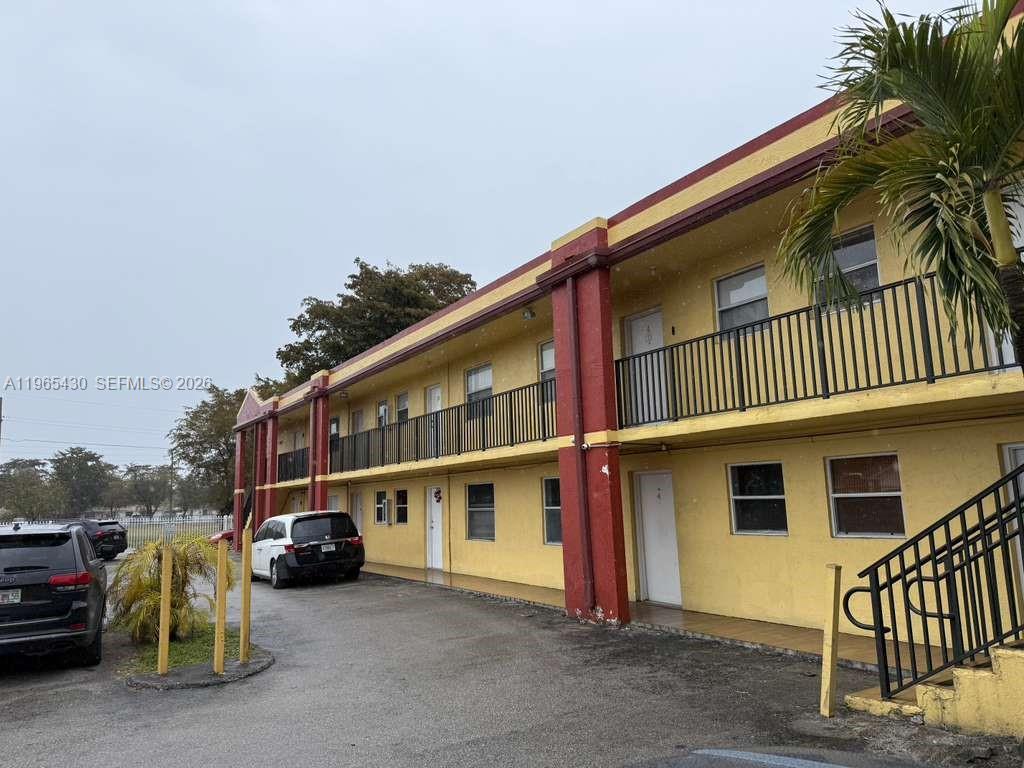 GREAT INVESTMENT OPPORTUNITY! NO RENTAL RESTRICTION 2 BEDROOMS 1 BATHROOM. KITCHEN WITH STAINLESS STEEL APPLIANCES, RECENTLY PAINTED . PERFECT FOR INVESTORS OR HAVE YOUR NEW HOME IN MIAMI! SCHEDULE A SHOWING TODAY!!