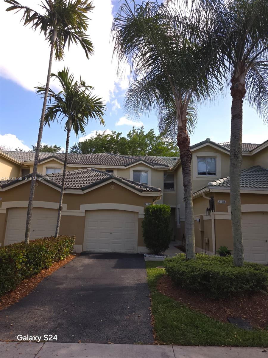 Beautifully remodeled 2 bedroom, 2½ bath townhome, attached 1 car garage, wood laminate floors all throughout, upgraded kitchen, bathrooms and closets, excellent location, easy access to I-75, close to Publix, schools, parks, restaurants and much more. Community is fenced, well maintained and monitored with security cameras. Don't miss this opportunity!!!