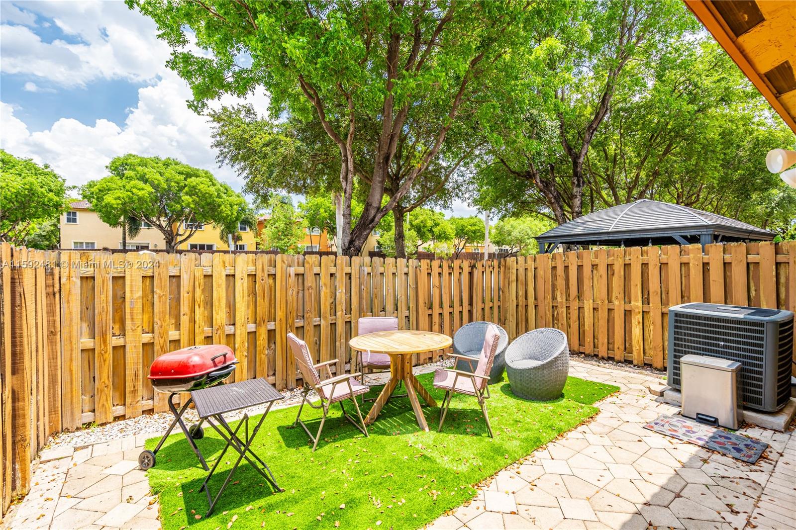 ISLANDS AT DORAL NORTHWES - Residential