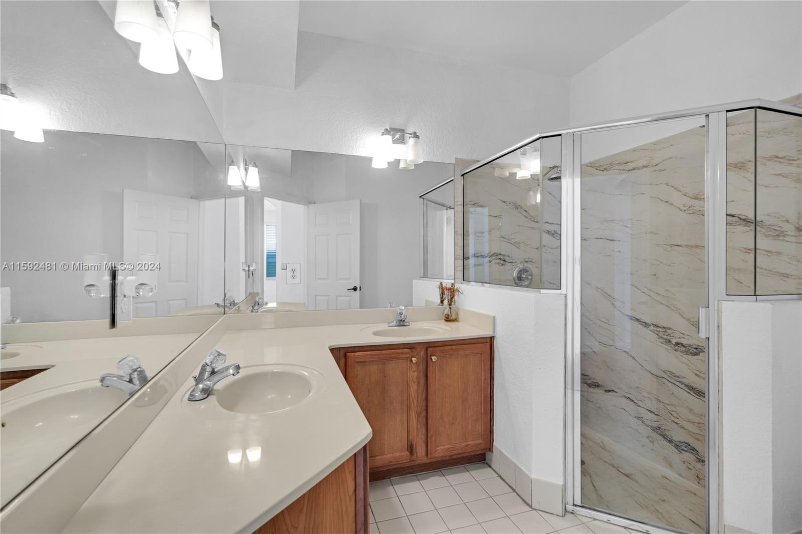 ISLANDS AT DORAL NORTHWES - Residential