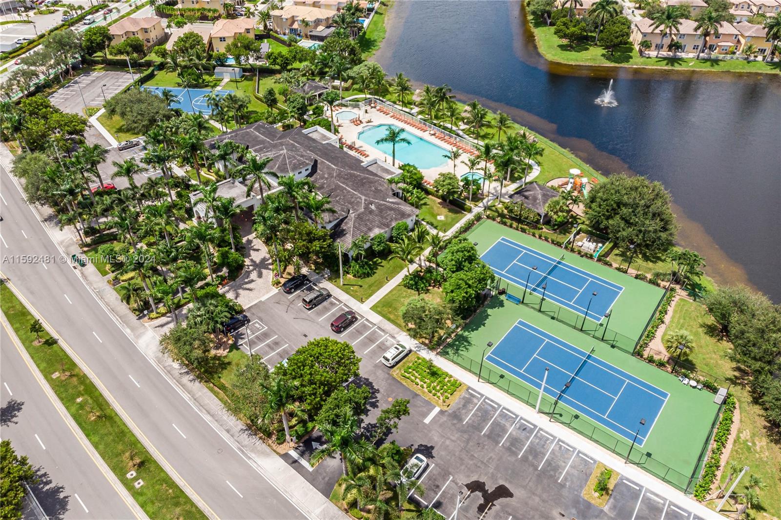 ISLANDS AT DORAL NORTHWES - Residential