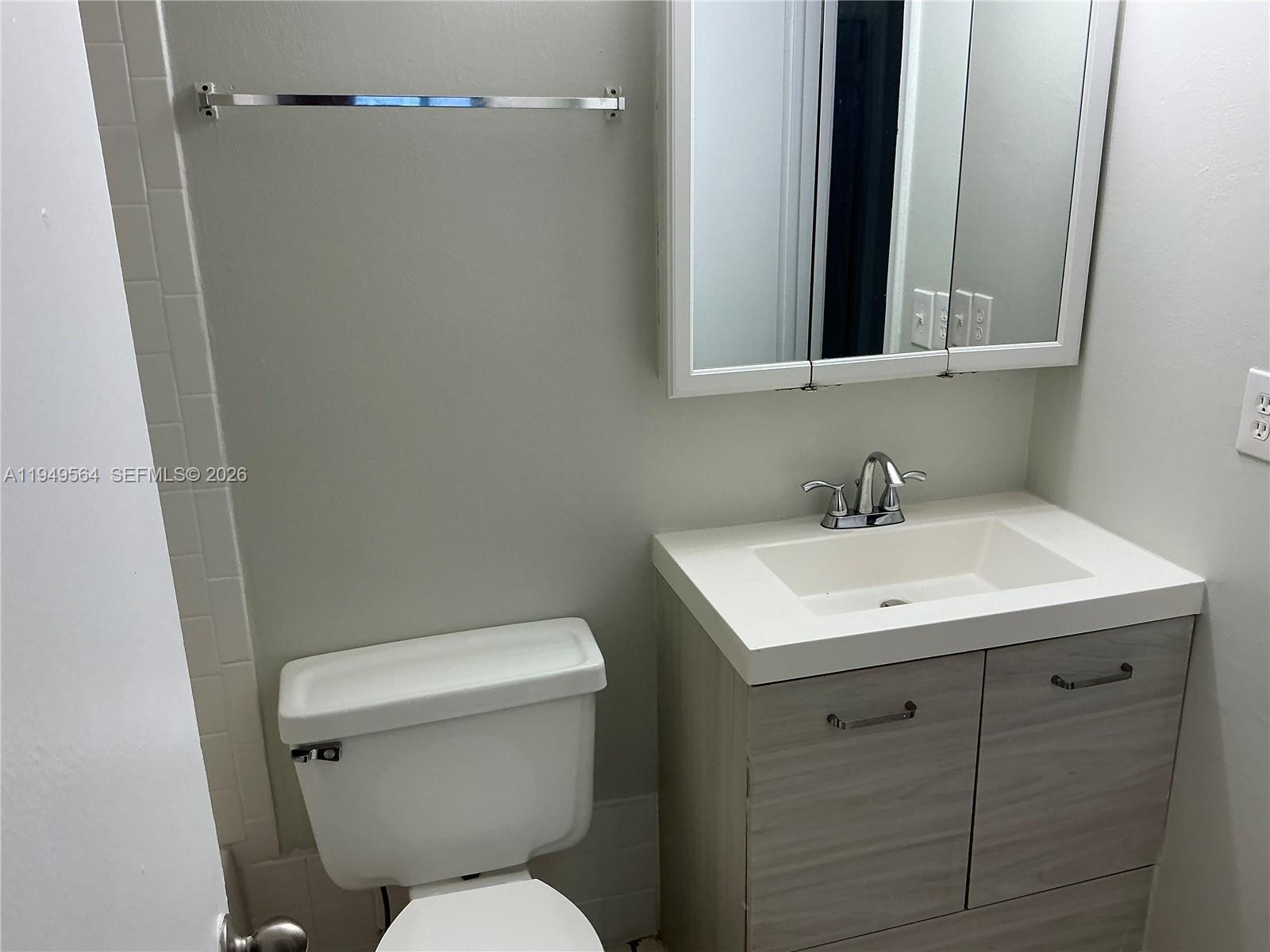 Well managed building.Large one bedroom with patio central air throughout nice size kitchen upgraded bathroom, washer and dryer in building not in unit parking no problem gated building
Excellent location right off US one next to the icebox café walking distance since the convenience store 15 minutes away from golf stream in Aventura Mall 15 minutes to the beach and the airport
