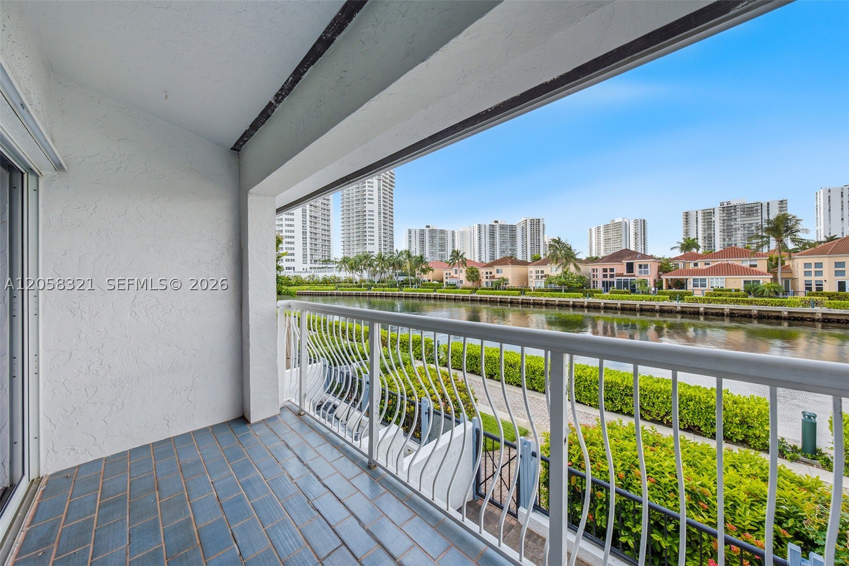 GOLDEN POINTE - Residential