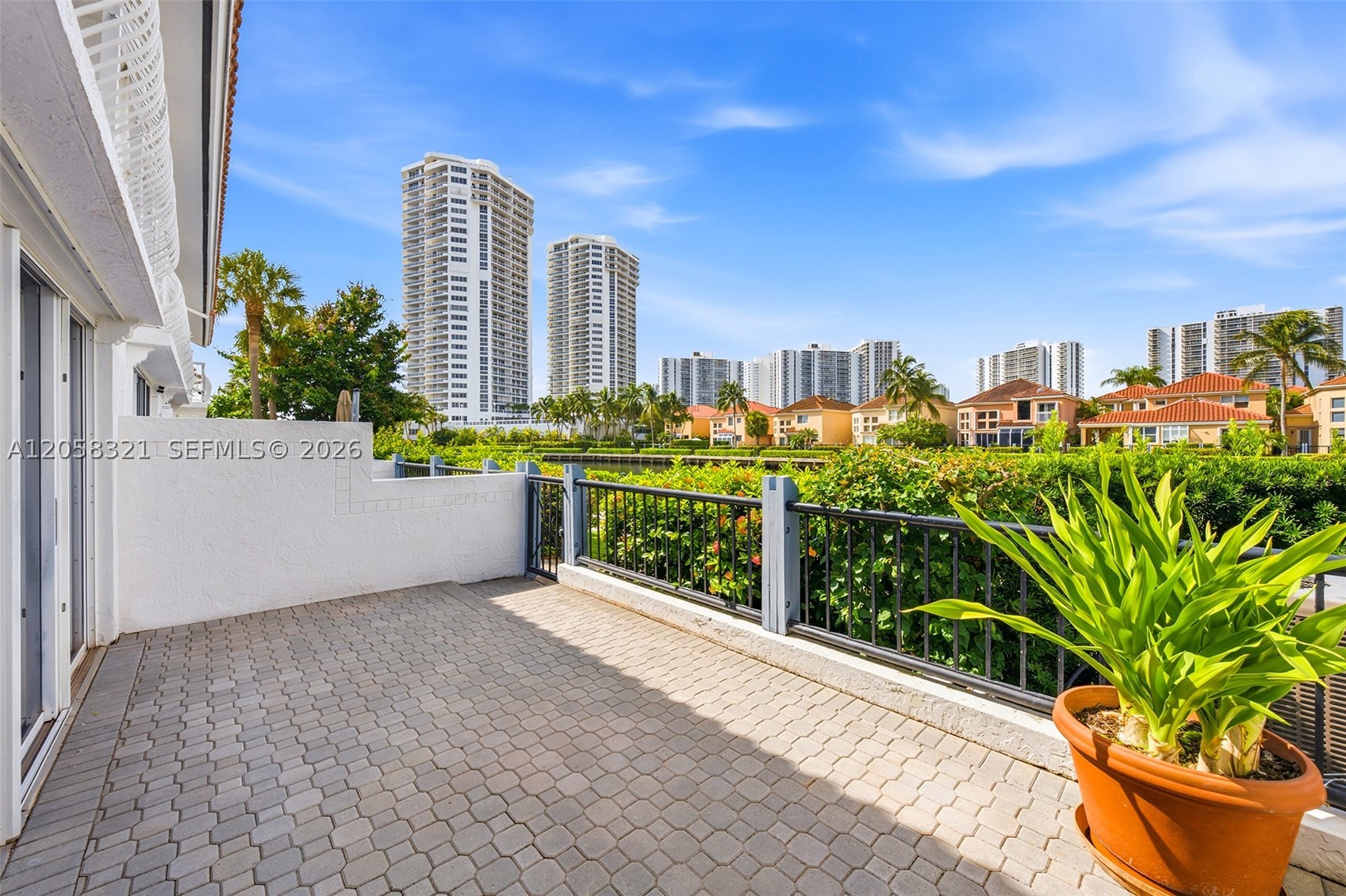 GOLDEN POINTE - Residential