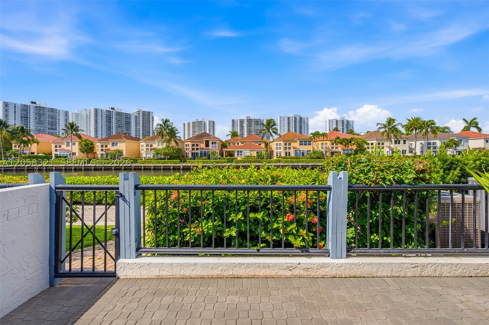 GOLDEN POINTE - Residential