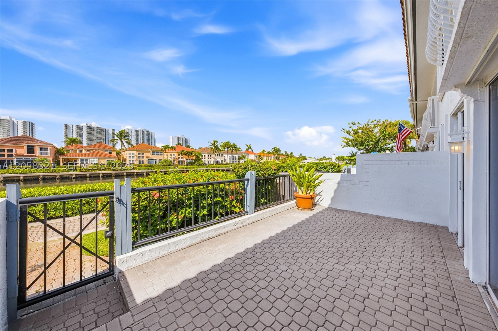GOLDEN POINTE - Residential