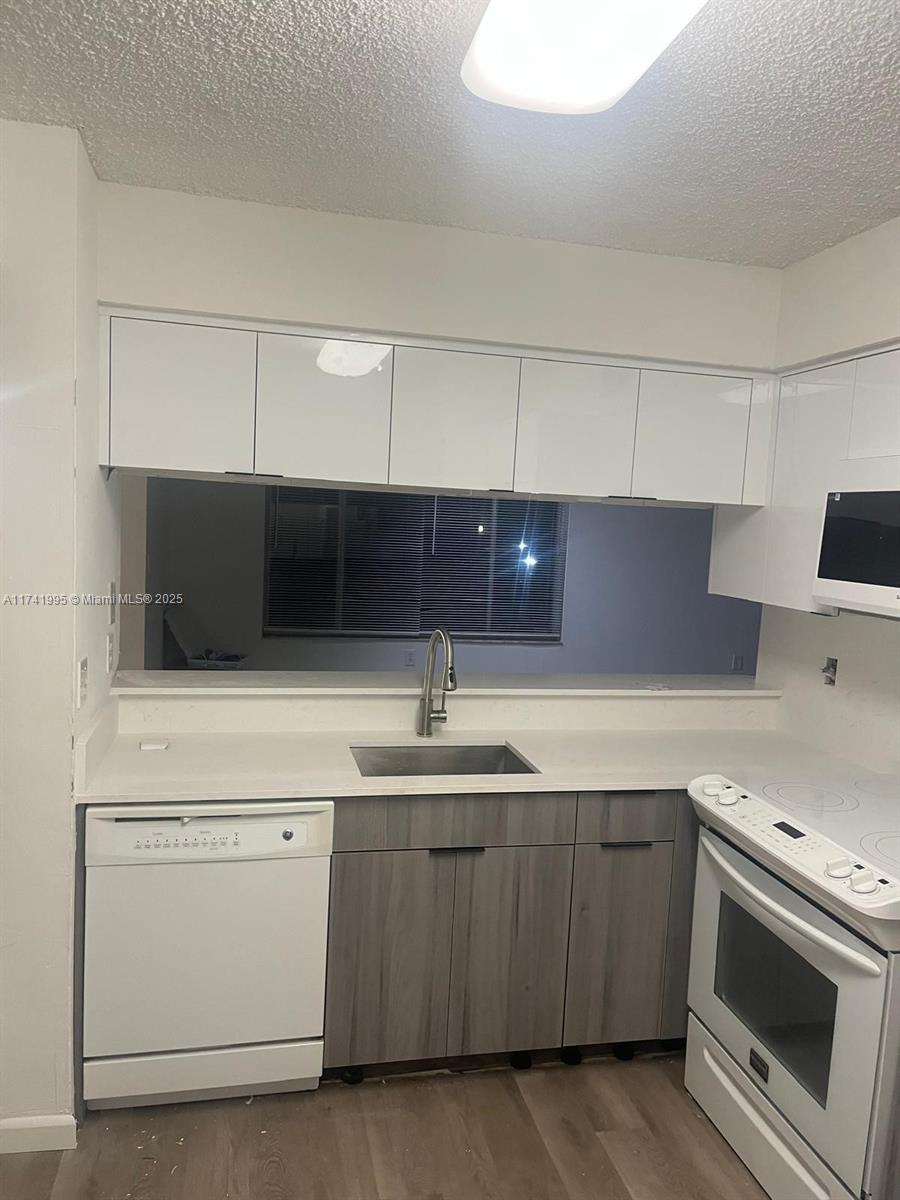 2/2 condo at Sterling Villages, remodeled kitchen, freshly painted, laminate wood floors, gated community, minutes from Palm Beach Mall, Available immediately.