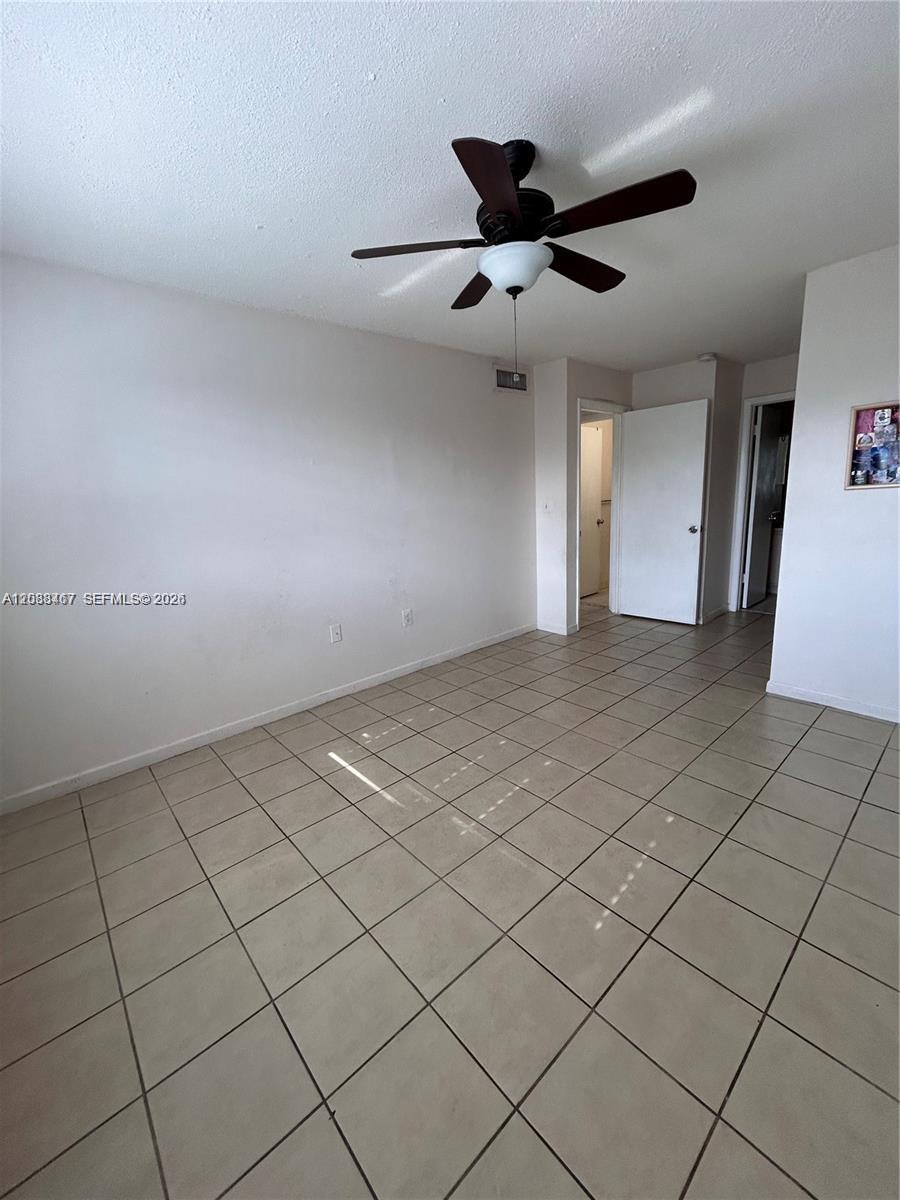 THE COURTS AT KENDALL CON - Residential Lease