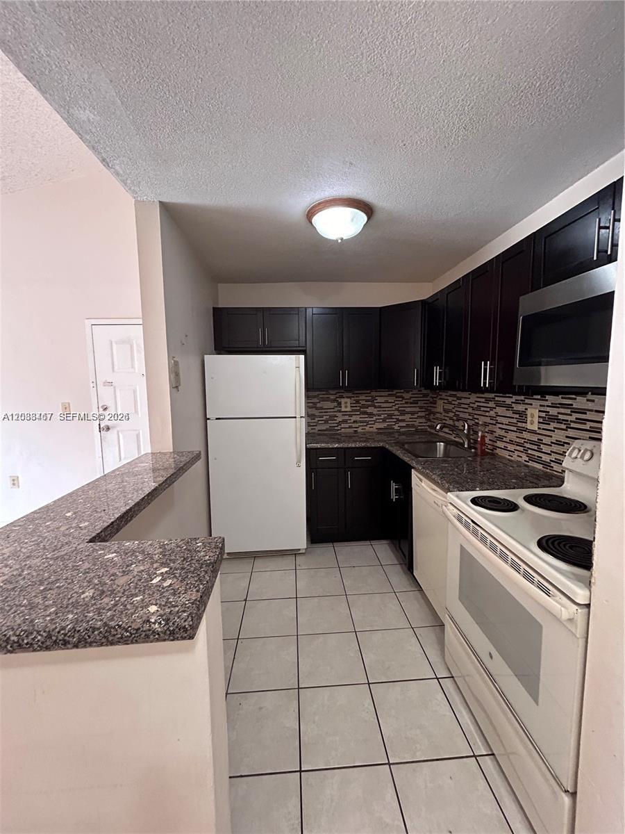 THE COURTS AT KENDALL CON - Residential Lease