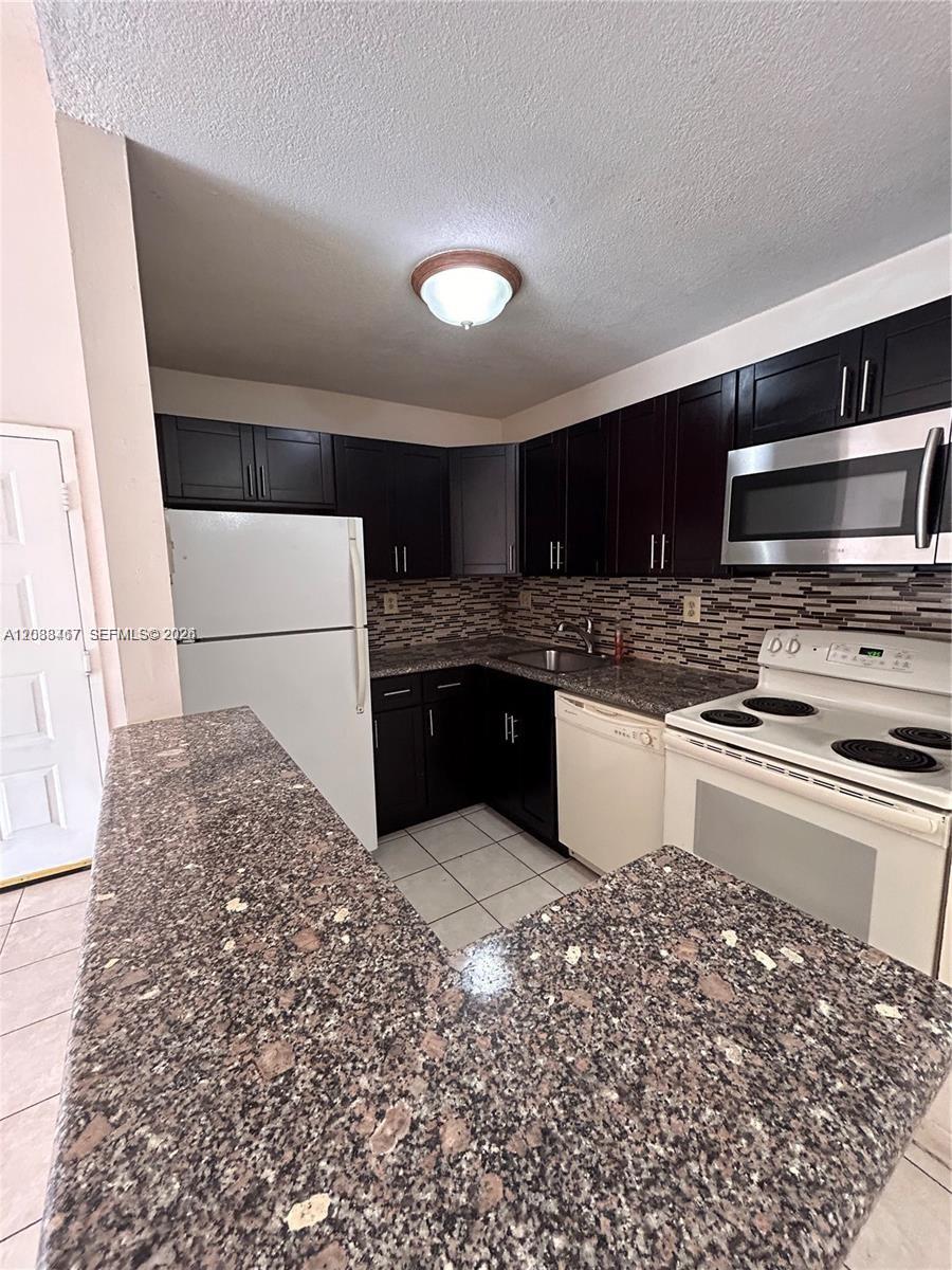 THE COURTS AT KENDALL CON - Residential Lease