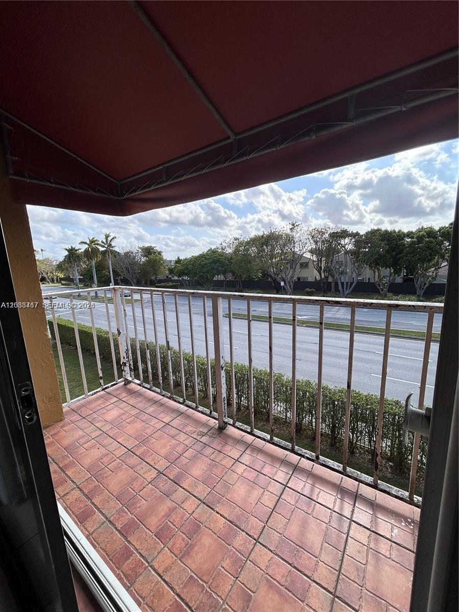 THE COURTS AT KENDALL CON - Residential Lease